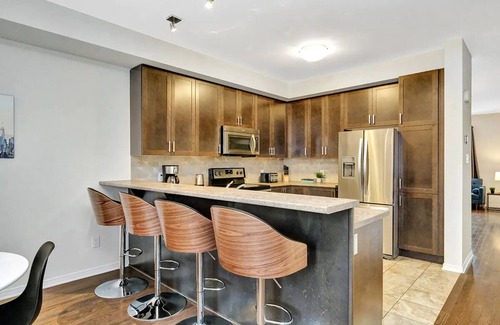 Ottawa Division House | Spacious + Stylish Townhome In Barrhaven Area