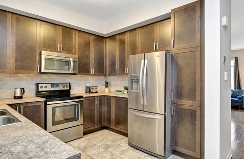 Ottawa Division House | Spacious + Stylish Townhome In Barrhaven Area