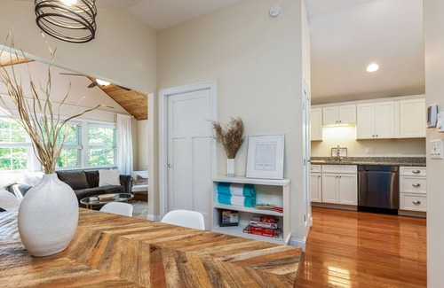York Apartment | Spacious suite - close to everything + backyardn10 min to Portsmouth +Ogunquit