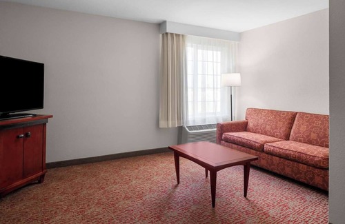 Snail Hotel | Spacious Suite w/Kitchen, DVD Library, Outdoor BBQ, and Complimentary Breakfast