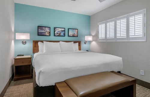 Jekyll Island Hotel | Spacious Suite w/Kitchen Ideal for Relaxing Jekyll Island Retreat | Onsite Pool