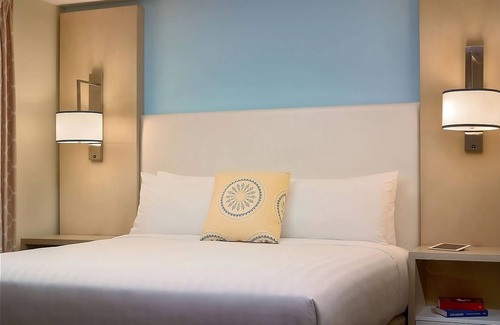 Schaumburg Hotel | Spacious Suites with Swimming Pool, Short Drive to West Meadows Ice Arena!