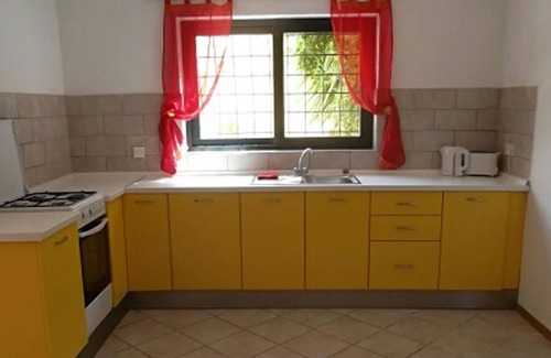 Iklin Apartment | Spacious sunny apartment in large villa.