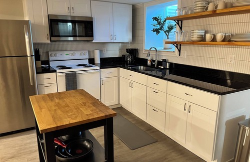 Sandy Apartment | Spacious, sunny, lower-level mother-in-law suite in convenient Sandy location