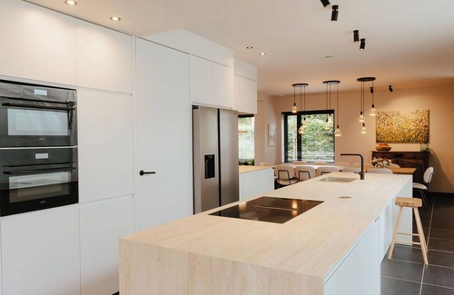 Gistel Villa | Spacious, sunny luxury vacation home with sauna and garden!