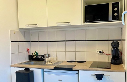 Villeneuve-le-Roi Apartment | Spacious T2 near Orly Airport. Private parking. Close to transport and shops
