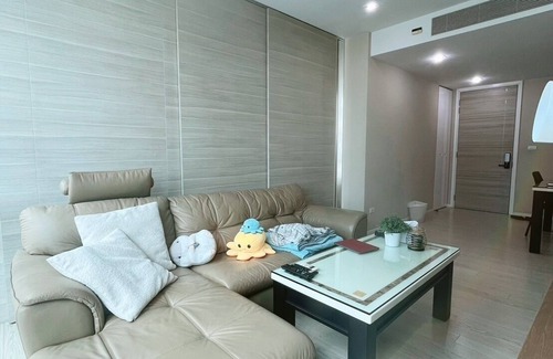 Khlong Toei Nuea Condo | Spacious Comfy Suite in the Heart of Bangkok