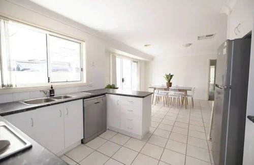 Wagga Wagga Apartment | Spacious townhouse close to amenities!