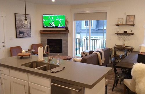 Pinebrook House | Spacious Townhome Centrally Located, Pet Friendly, Hot Tub & Bonus Basement Room