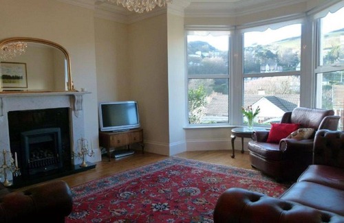 Hele House | Spacious townhouse - a short walk to harbour, beaches, shops and restaurants