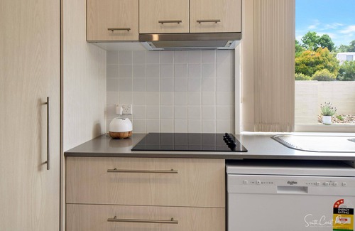 Surf Beach House | Spacious Townhouse just 5 mins stroll to popular Surf Beach and shops