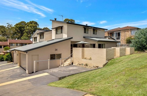Surf Beach House | Spacious Townhouse just 5 mins stroll to popular Surf Beach and shops