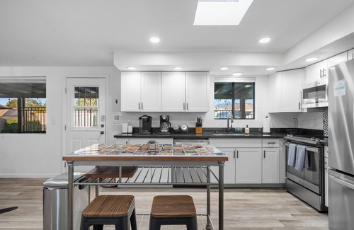 Tucson House | Spacious Tucson OASIS 4BD/2.5BA, Sparkling Pool, Billiards, Pingpong, Family-Fun