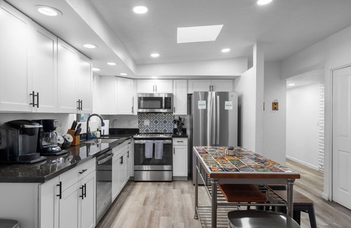 Tucson House | Spacious Tucson OASIS 4BD/2.5BA, Sparkling Pool, Billiards, Pingpong, Family-Fun