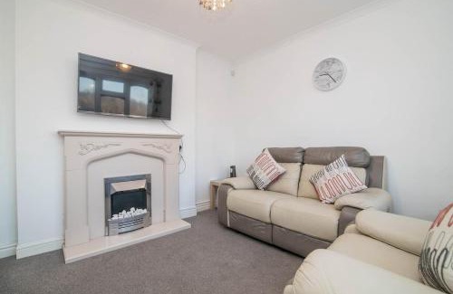 Brierley Hill House | Spacious two bed house with parking and garden