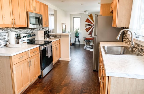 Columbia House | Spacious, updated and centrally located 4bed/2bath