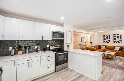 Olathe House | Spacious & Updated Getaway! Pool & Hot Tub 10 Beds