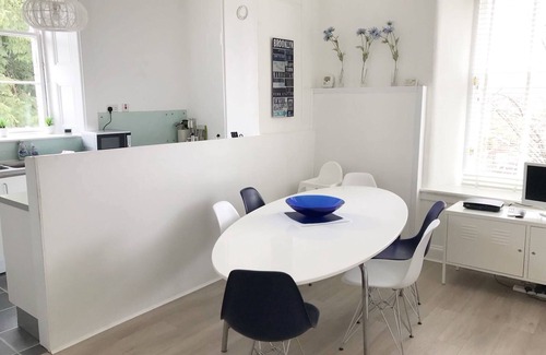 Bishopton Apartment | Spacious Upper Villa Apartment near Glasgow, close to Marr Hall & Ingliston