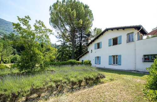 Le Bar-sur-Loup Villa | Spacious villa in Tourrettes-sur-Loup with Private Lake access