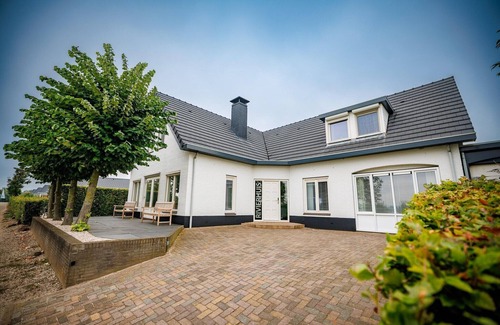 Maurik House | Spacious Villa by Lake