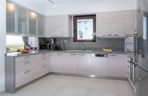Malevizi Villa | Spacious villa in Malevizi with garden