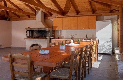 Malevizi Villa | Spacious villa in Malevizi with garden