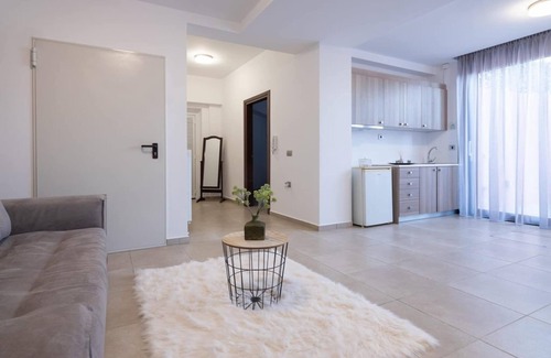 Malevizi Villa | Spacious villa in Malevizi with garden