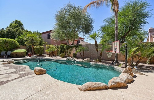 Arabian Crest Villa | Spacious Villa w/Heated Pool & Jacuzzi Sleeps 14
