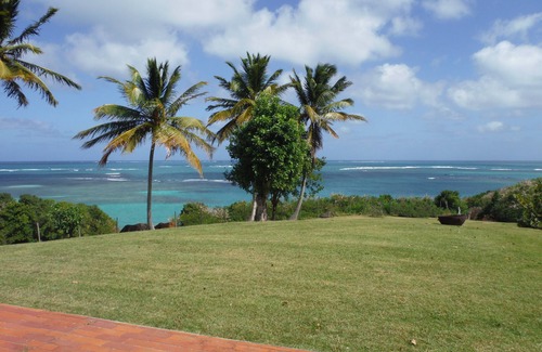 Le Robert Villa | Spacious villa with breathtaking views of the sea and the islets