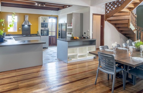 Les Avirons Cottage | Spacious villa with garden, fireplace, and pool table, 5 bedrooms for 10 people.