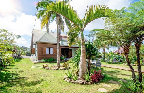 Les Avirons Cottage | Spacious villa with garden, fireplace, and pool table, 5 bedrooms for 10 people.