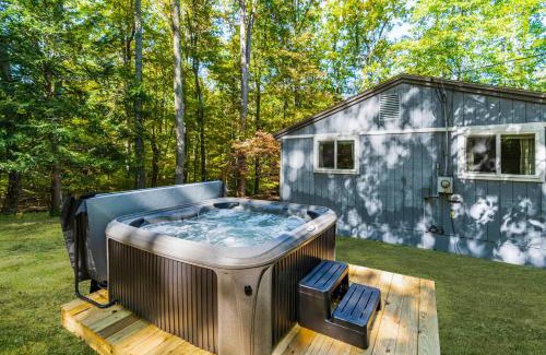 Sleepy Hollow House | Spacious w Hot Tub, Fire Pit, Deck, Grill and WiFi