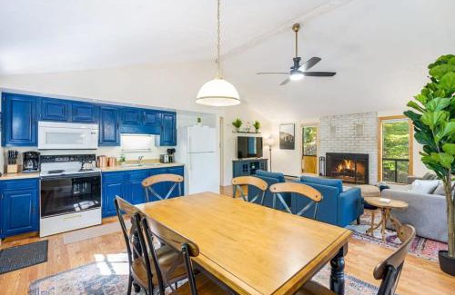 Sleepy Hollow House | Spacious w Hot Tub, Fire Pit, Deck, Grill and WiFi