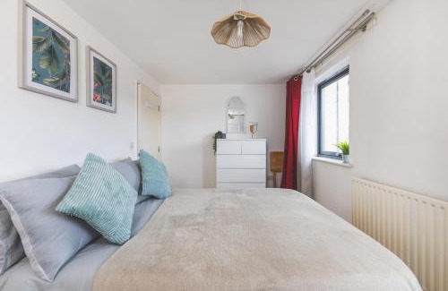 Preston Apartment | Spacious Wembley Flat Comfy Beds 2 Baths 1 Parking