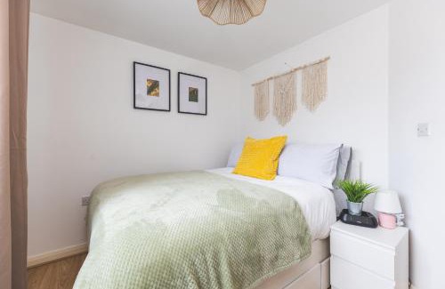 Preston Apartment | Spacious Wembley Flat Comfy Beds 2 Baths 1 Parking