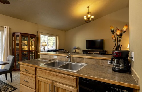 Chiloquin House | Spacious Western Home on 2 acres in the Pines close to Crater Lake