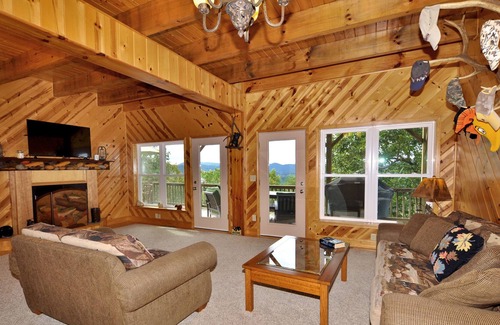 Murphy House | SPACIOUS WITH LONG-RANGE MOUNTAIN VIEWS, AMAZING MASTER SUITE & BATH W/CLAW TUB