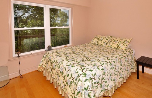 Murphy House | SPACIOUS WITH LONG-RANGE MOUNTAIN VIEWS, AMAZING MASTER SUITE & BATH W/CLAW TUB