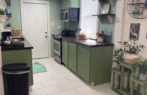 St. Petersburg - Clearwater Apartment | Spacious Yard Free Parking Dining for 8