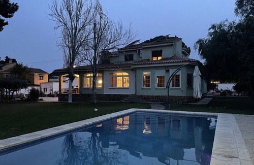 L'Eliana Ski Chalet | Spanish Villa With Guest Room & Pool House