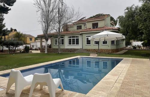 L'Eliana Ski Chalet | Spanish Villa With Guest Room & Pool House
