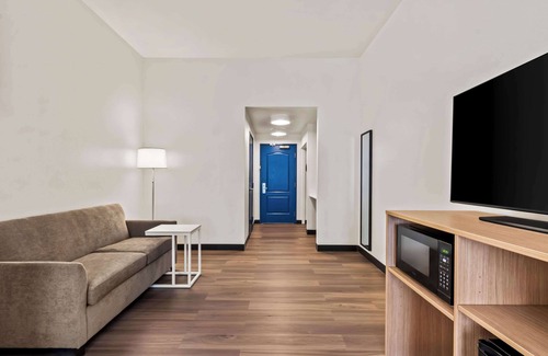 Gilbert Hotel | Spark by Hilton Phoenix East Mesa