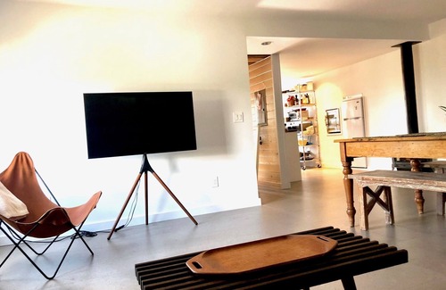 West End Apartment | Sparkling Clean, Chemical Free Ultra-Modern Bay View Loft. Superb Location.