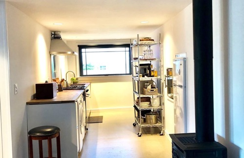 West End Apartment | Sparkling Clean, Chemical Free Ultra-Modern Bay View Loft. Superb Location.