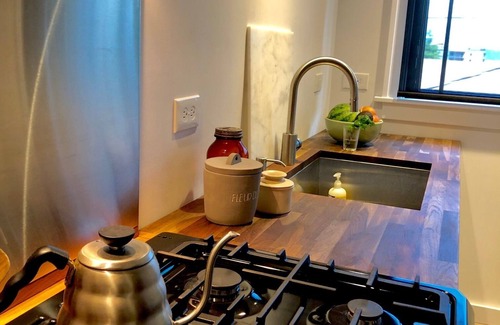 West End Apartment | Sparkling Clean, Chemical Free Ultra-Modern Bay View Loft. Superb Location.