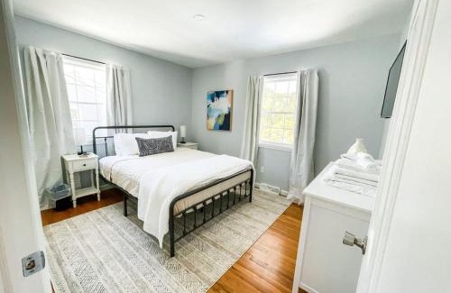 Geyser Crest House | Sparkling Saratoga 3BR home near Track and SPAC Dogs