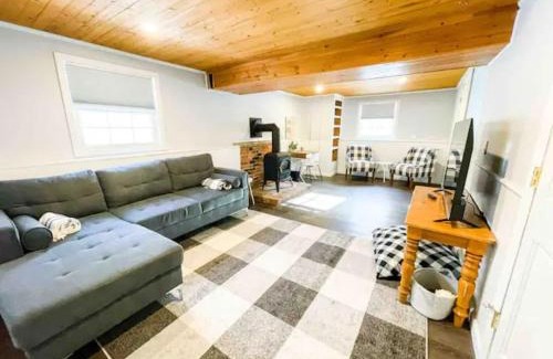 Geyser Crest House | Sparkling Saratoga 3BR home near Track and SPAC Dogs