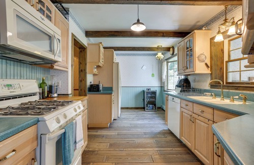 Sparrow Bush House | Sparrow Bush Retreat w/Pool & Screened Porch