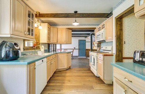 Sparrow Bush House | Sparrow Bush Retreat w/Pool & Screened Porch