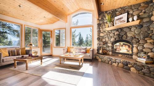 Truckee House | Sparrow by AvantStay Modern Mountain Retreat w Hot Tub Pool Table Games